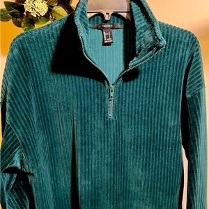 Green crop sweater forever21, never worn, comes from a smoke free, pet free home